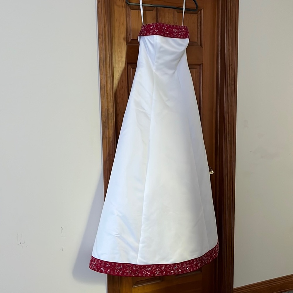 Strapless White dress with red trim. Purchased and never worn size 8. NWT